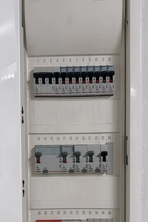 instalacja elektryczna na ścianie